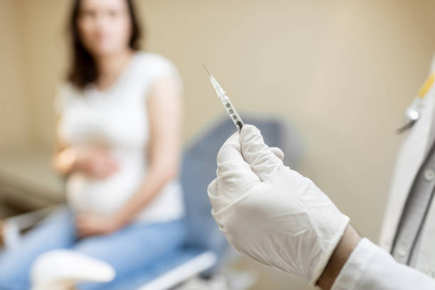 médico segurando vacina ou algum medicamento na seringa - syringe vaccination human hand medical procedure - fotografias e filmes do acervo