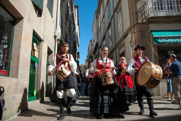 i musicisti marciano in onore del giorno di san giacomo, santiago de compostela, spagna. - st james way foto e immagini stock