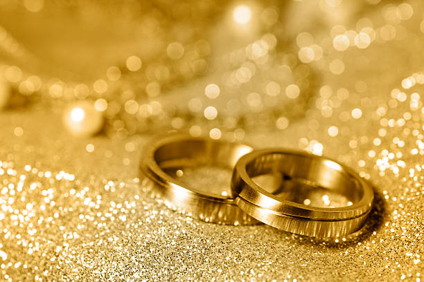 Wedding rings in gold  funkeln stock pictures, royalty-free photos & images