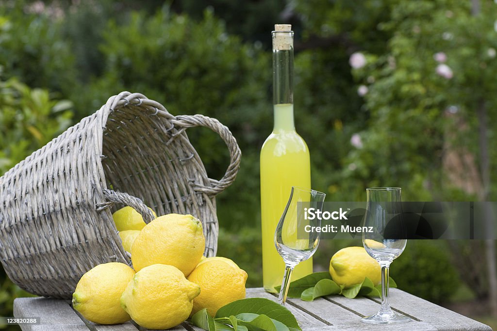 Paese vivi, con un limoncello - Foto stock royalty-free di Alchol