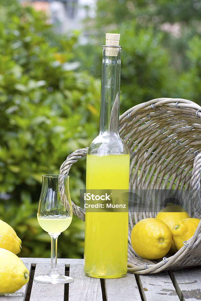 Cesta com Limoncello e limões - Foto de stock de Amarelo royalty-free