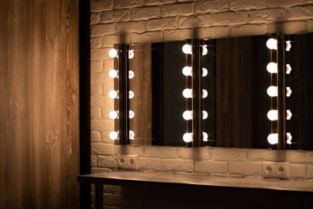 elegantes luces de espejo de maquillaje en una pared de ladrillo blanco - entre bastidores fotografías e imágenes de stock