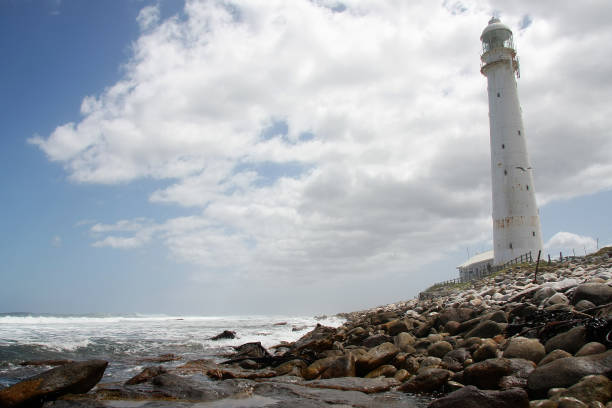 farol de slangkop perto de kommetjie fora da cidade do cabo, áfrica do sul - slangkop - fotografias e filmes do acervo