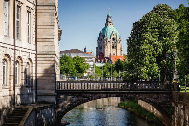 nová radnice hannover, viděná z hohes ufer ve starém městě - hannover - stock snímky, obrázky a fotky