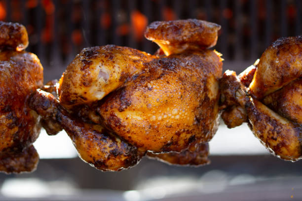 жареная курица на барбекю в германии, цыпленок rotisserie - rotisserie chicken barbecue grill food стоковые фото и изображения