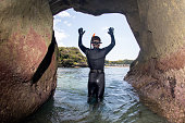 日本でのダイビング、洞窟の10代の少年、水中、ウェットスーツとシュノーケル、海藻と泡の中、勝浦、千葉、日本