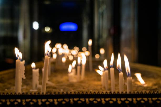 ortodoks kilisesi'nde mumlar yanıyor - balat stok fotoğraflar ve resimler