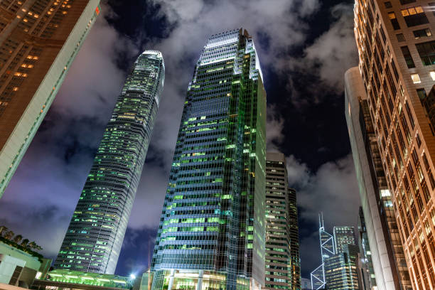 vea la noche en el centro de la ciudad del centro de hong kong two international finance center - u s bank tower fotografías e imágenes de stock
