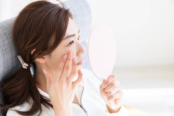 asian woman to see a mirror attractive asian woman to see a mirror pimple photos stock pictures, royalty-free photos & images