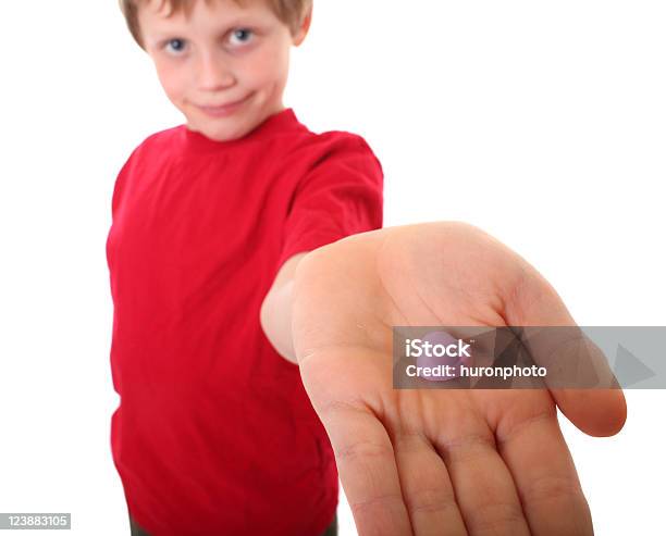 Ragazzo Dando Cuoricino Di Zucchero - Fotografie stock e altre immagini di Bambini maschi - Bambini maschi, Simbolo di cuore, 8-9 anni