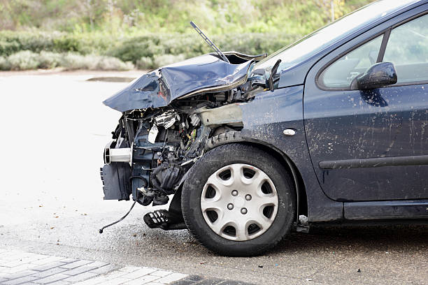 pulvériser dans l'accident de voiture - totaled photos et images de collection