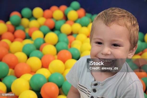 Bambino Felice In Sfere Multicolore - Fotografie stock e altre immagini di Adulto - Adulto, Allegro, Arancione