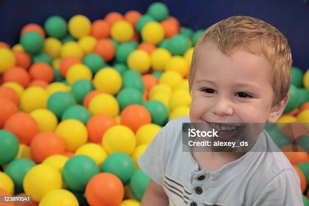 Счастливый Ребенок В Разноцветные Шарики — стоковые фотографии и другие картинки Веселье - Веселье, Весёлый, Вечеринка