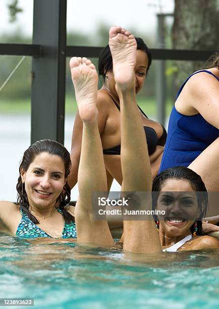 Divertimento In Piscina - Fotografie stock e altre immagini di Donne - Donne, 35-39 anni, Adulto