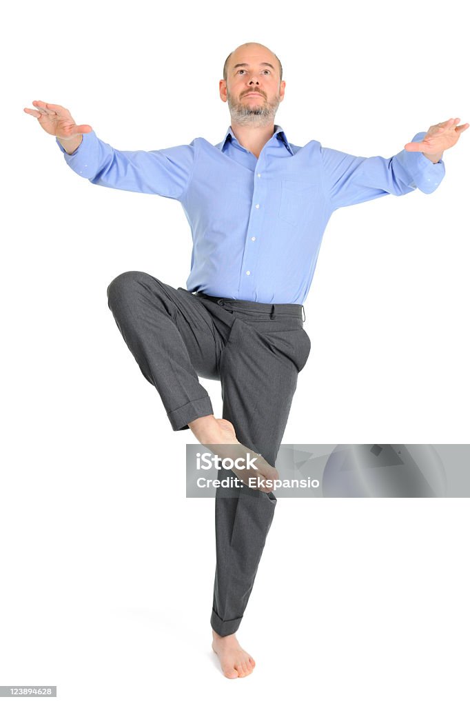 Босиком зрелые бизнесмен, пытаясь равновесие на одной ноге - Стоковые фото Изолированный предмет роялти-фри