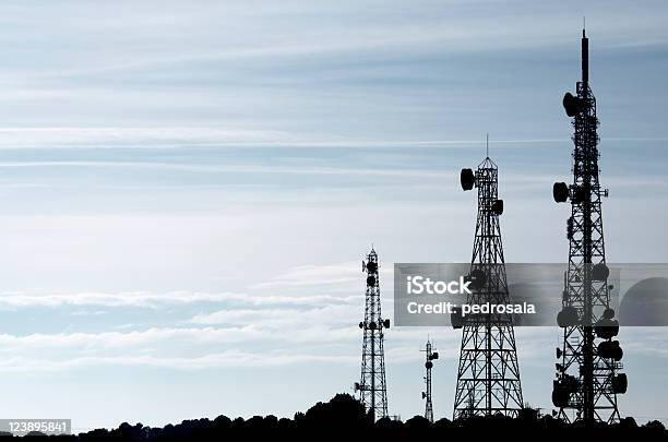 Torres De Telecomunicações - Fotografias de stock e mais imagens de Torre de Comunicações - Torre de Comunicações, Equipamento de Telecomunicações, Silhueta