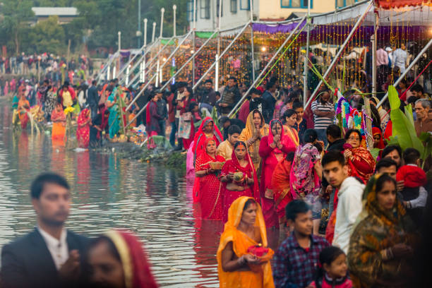 hindu devotees feiern chhath puja festival - devotee stock-fotos und bilder