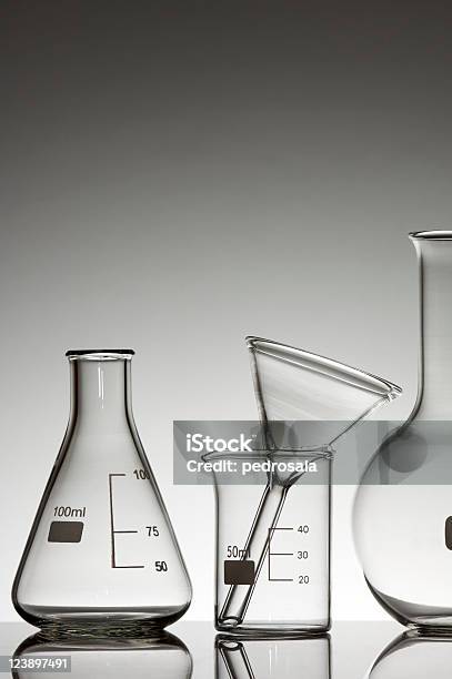 Bicchieri - Fotografie stock e altre immagini di Laboratorio - Laboratorio, Beuta, Senza persone