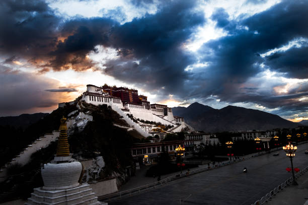 the potala palace in lhasa city tibet - tibet potala palace lhasa himalayas imagens e fotografias de stock