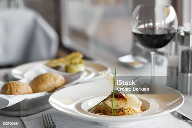 Wunderschön Drapierte Speisen Am Tisch Im Restaurant Stockfoto und mehr Bilder von Speisen