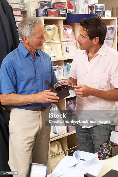Kunden In Bekleidungsgeschäft Mit Sales Assistant Stockfoto und mehr Bilder von 60-69 Jahre - 60-69 Jahre, Aktiver Senior, Arbeiten