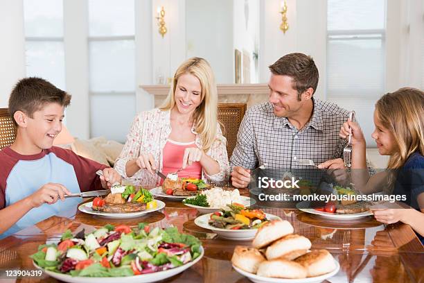 ご家族ご一緒にお食事をお楽しみいただけます - 家族のストックフォトや画像を多数ご用意 - 家族, 一緒, 食べる