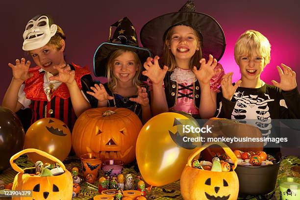 Festa Di Halloween Con I Bambini Indossano Costumi Fantasia Abito - Fotografie stock e altre immagini di Bambino