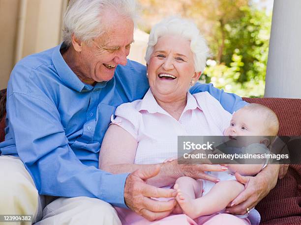 Nonni Allaperto Sulla Terrazza Con Bambino Sorridente - Fotografie stock e altre immagini di Bebé