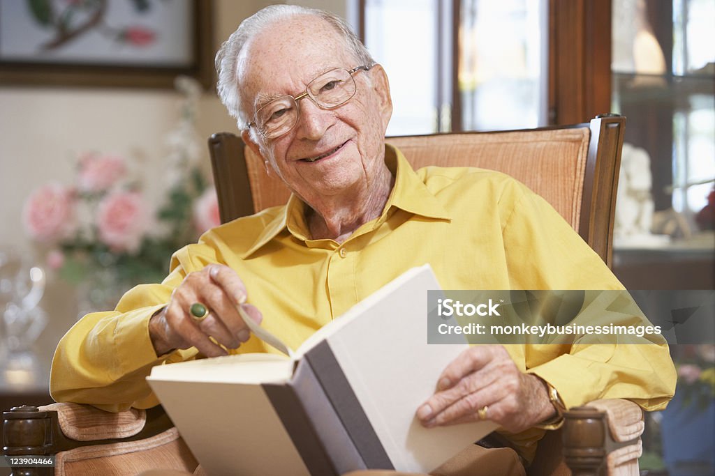 Homme âgé lisant un livre - Photo de Lire libre de droits