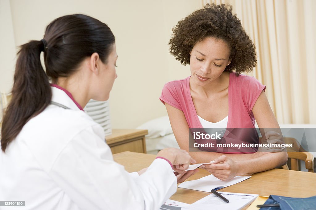 Femme dans un cabinet médical Froncer les sourcils - Photo de Docteur libre de droits