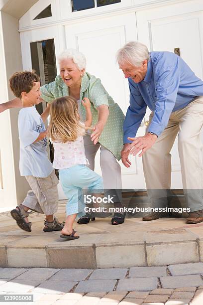 Großeltern Enkel Einladende Stockfoto und mehr Bilder von Großeltern - Großeltern, Enkelkind, Besuchen