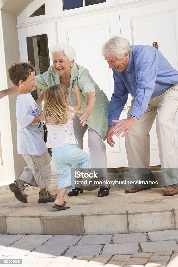 Grands-parents et petits-enfants accueillant - Photo de Grand-parent libre de droits