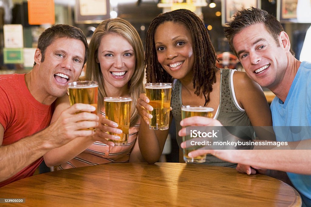 Grupo de jovens amigos no bar Tostar para a câmara - Royalty-free Amizade Foto de stock