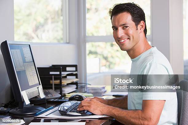 Foto de Homem No Escritório Em Casa Usando O Computador E Sorrindo e mais fotos de stock de Homens