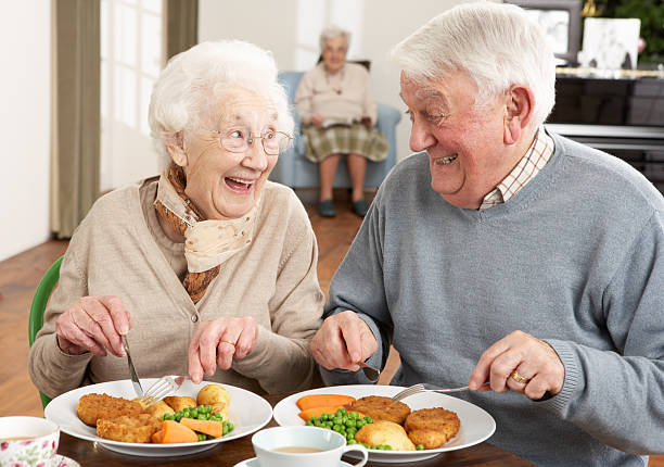 casal idoso desfrutar refeição juntos - senior adult nursing home eating home interior imagens e fotografias de stock