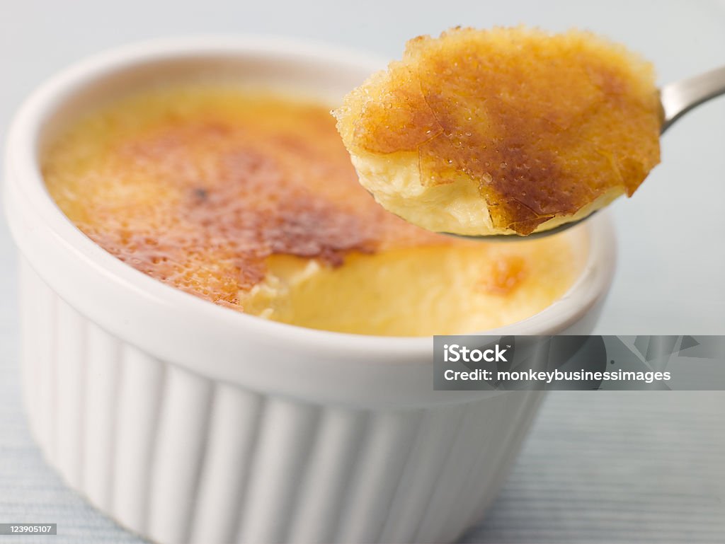 Spoonful z Creme Brulee - Zbiór zdjęć royalty-free (Creme brulee)