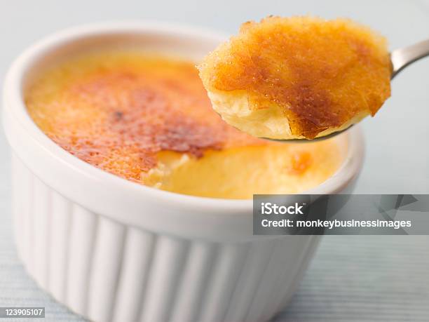 Spoonful Z Creme Brulee - zdjęcia stockowe i więcej obrazów Creme brulee - Creme brulee, Łyżka - Sztućce, Bez ludzi