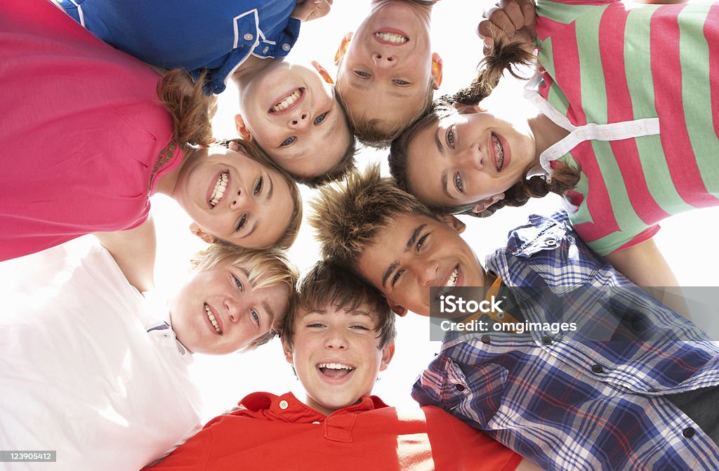 Adolescents en circle - Photo de Colonie de vacances libre de droits