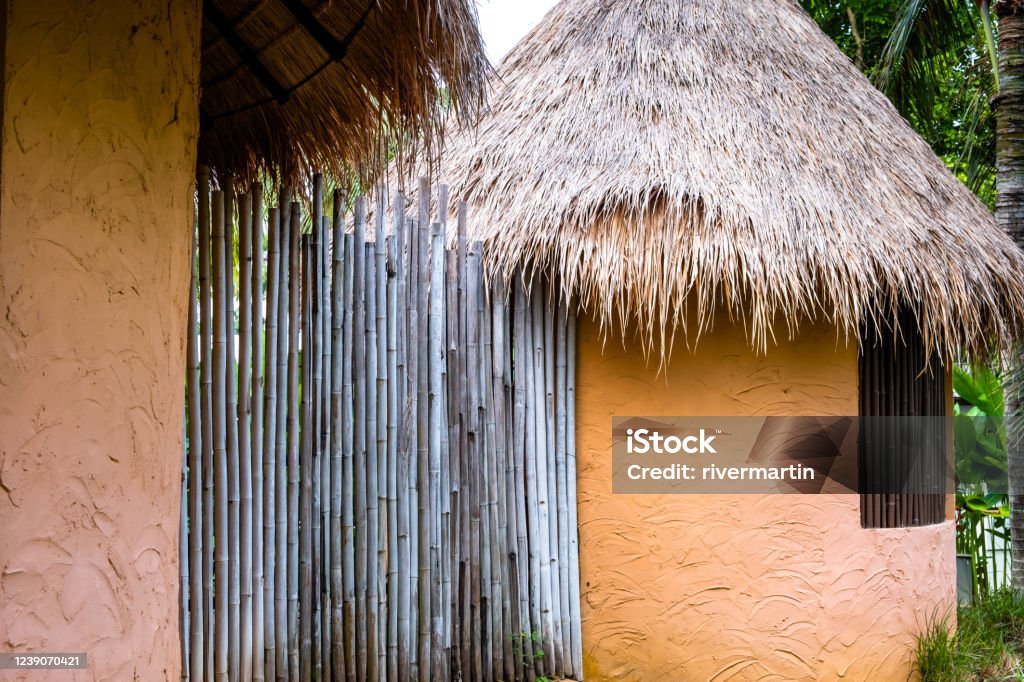 Casa De Arcilla O Casa De Wattle Y Daub Con Techo De Paja Para Una Vida  Sostenible Foto de stock y más banco de imágenes de Bahareque - iStock