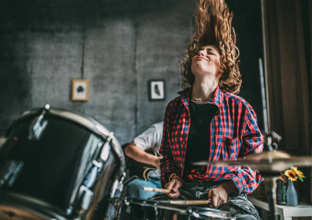 adolescente tocando rock and roll em casa - bateria instrumento de percussão - fotografias e filmes do acervo