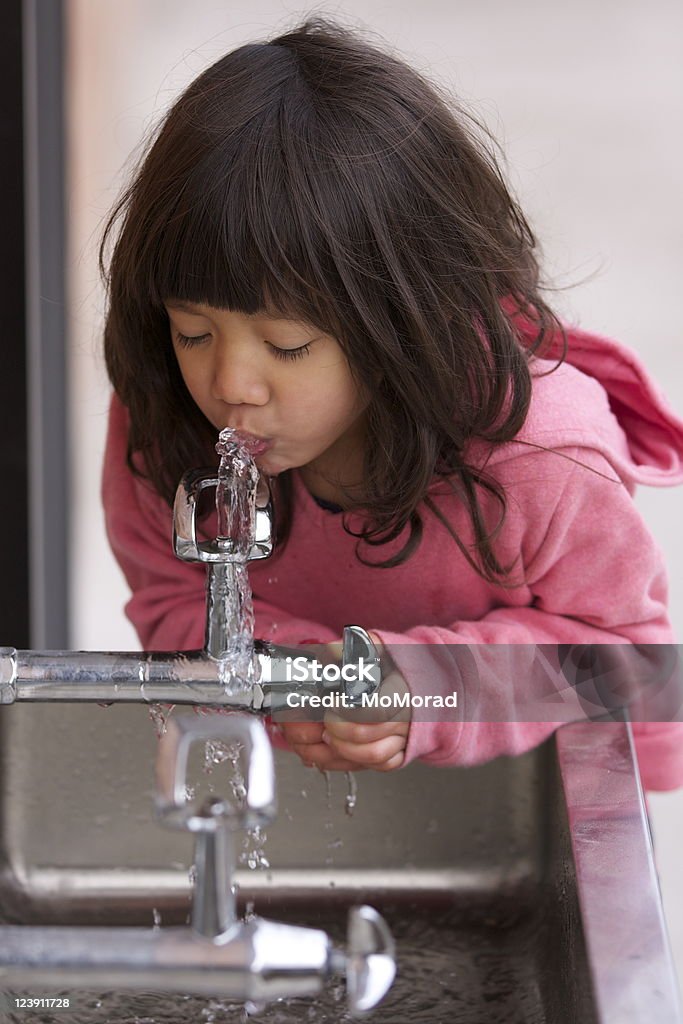 Fille de l'eau potable - Photo de Enfant libre de droits