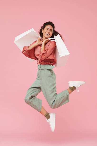 shopaholic enjoying the shopping - women beautiful studio shot full length imagens e fotografias de stock