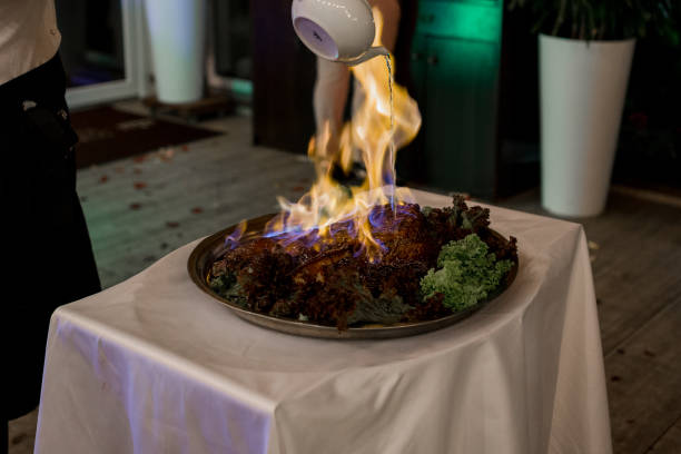 レストランでのフランベ料理 - flambe ストックフォトと画像