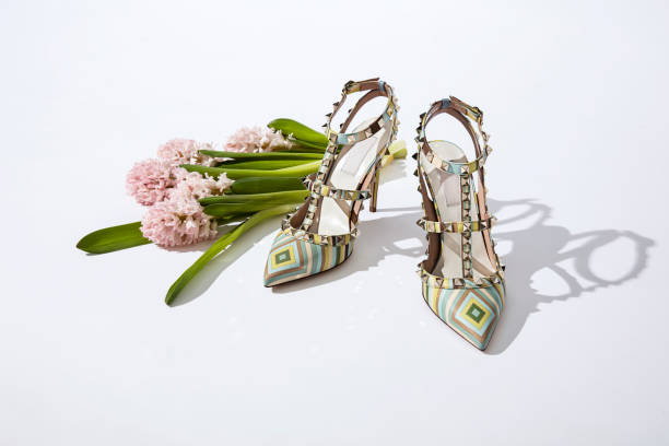 흰색 배경에 고립 된 꽃이있는 세련된 하이힐 - ankle strap shoe 뉴스 사진 이미지