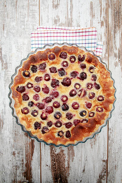 hausgemachte cherry kuchen clafoutis - clafoutis stock-fotos und bilder