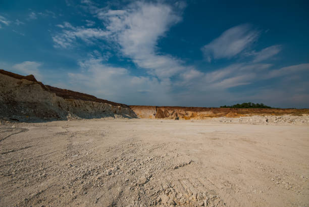 carrière de marl pour l’extraction de matières premières pour la production de ciment. - surface mine photos et images de collection