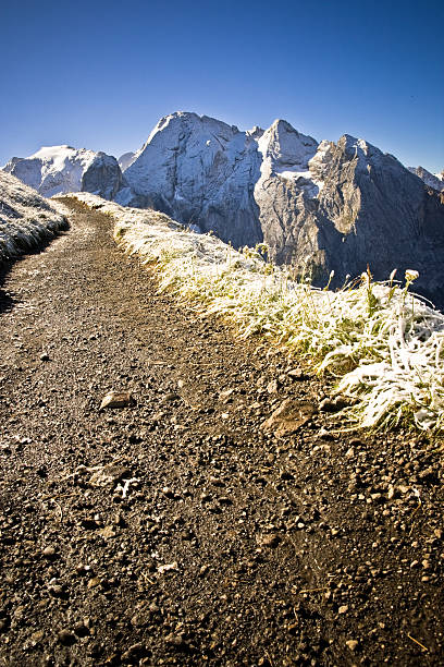 caminhadas caminho no inverno - tirol rock gravel mountain peak - fotografias e filmes do acervo