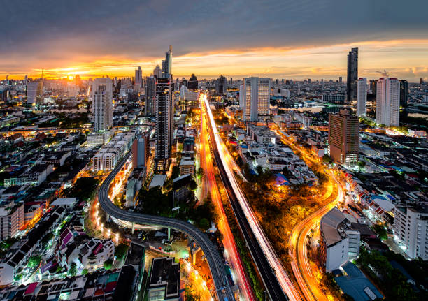 central business district, bangkok, z porannymi drapaczami chmur, tajlandia - bangkok night thailand traffic zdjęcia i obrazy z banku zdjęć