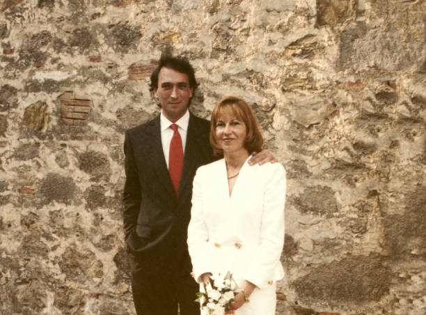 just married in 1968 - photography wedding bride groom imagens e fotografias de stock