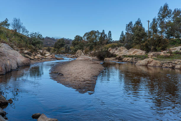 rivière gudgenby près de sa confluence avec la rivière murrumbidgee - gurgling photos et images de collection